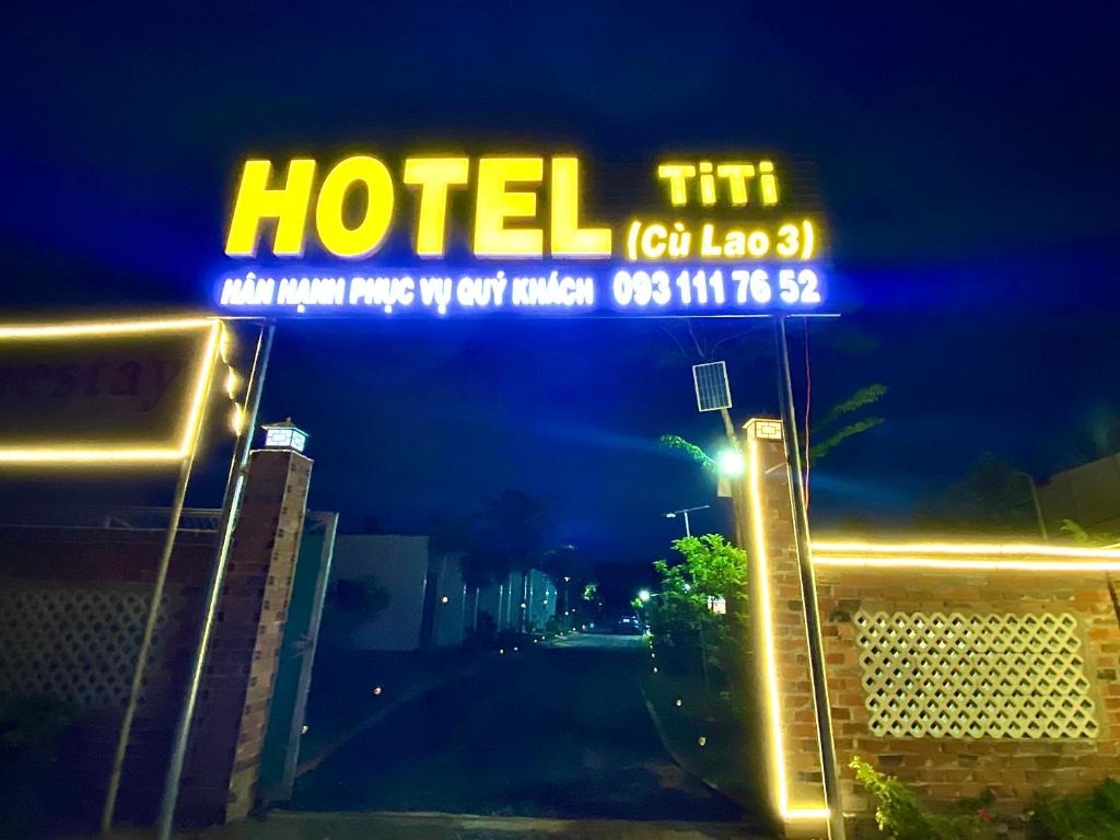 una señal de hotel frente a un edificio por la noche en Hotel Cù Lao 3, en Tây Ninh