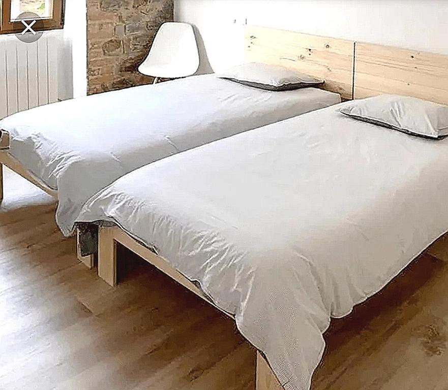 サラマンカにあるJardines de la Muralla FREE PARKINGのベッドルーム1室(白いシーツとランプ付きのベッド2台付)