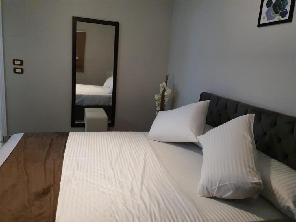 Postel nebo postele na pokoji v ubytování Youvala serviced apartment Giza