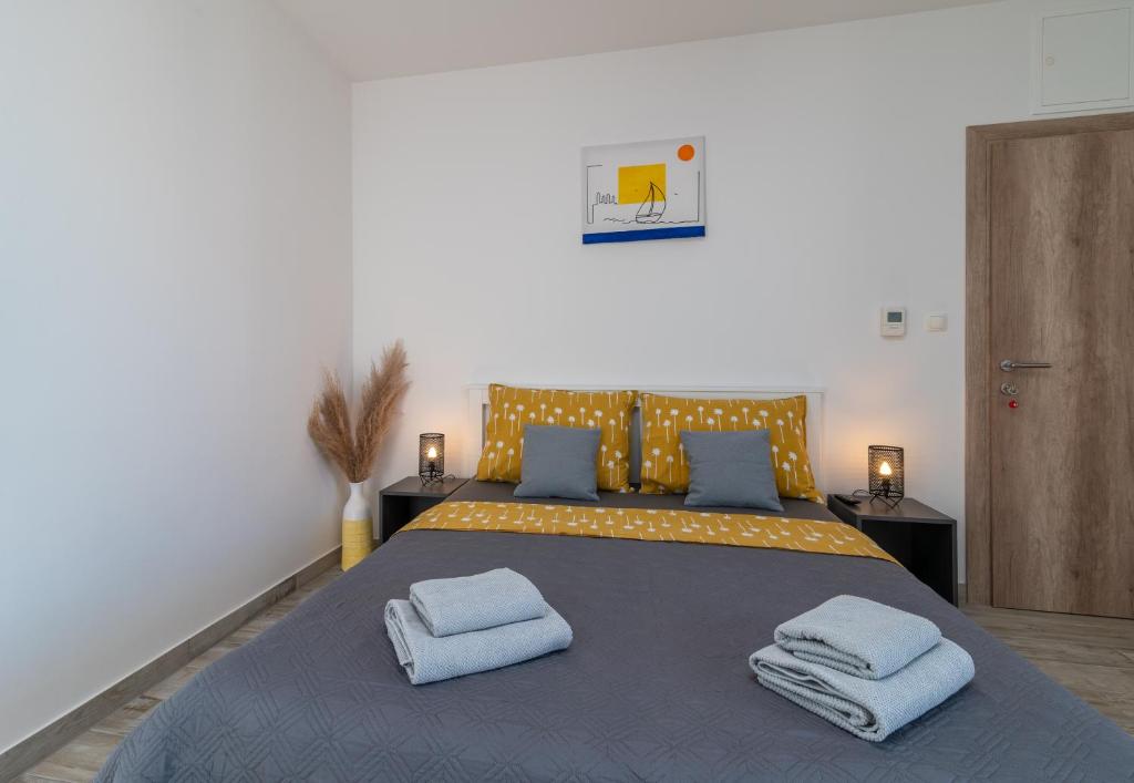 Postel nebo postele na pokoji v ubytování Apartmani Luce Trogir