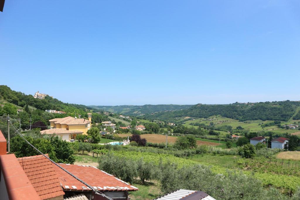 uitzicht op een klein dorpje in de heuvels bij Casa Dolce Casa in Vacri