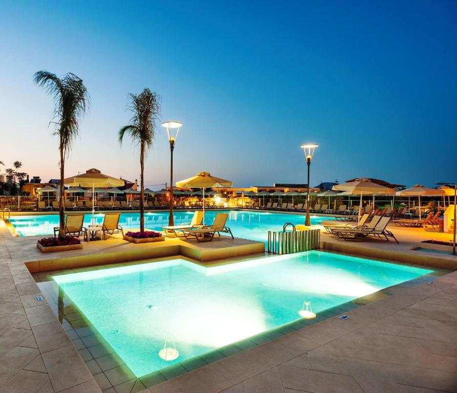 Bazén v ubytování Porto Platanias Village Resort nebo v jeho okolí