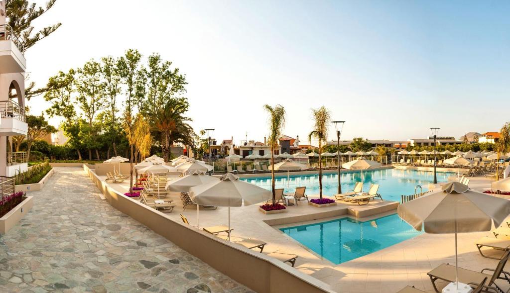 Bazén v ubytování Porto Platanias Village Resort nebo v jeho okolí
