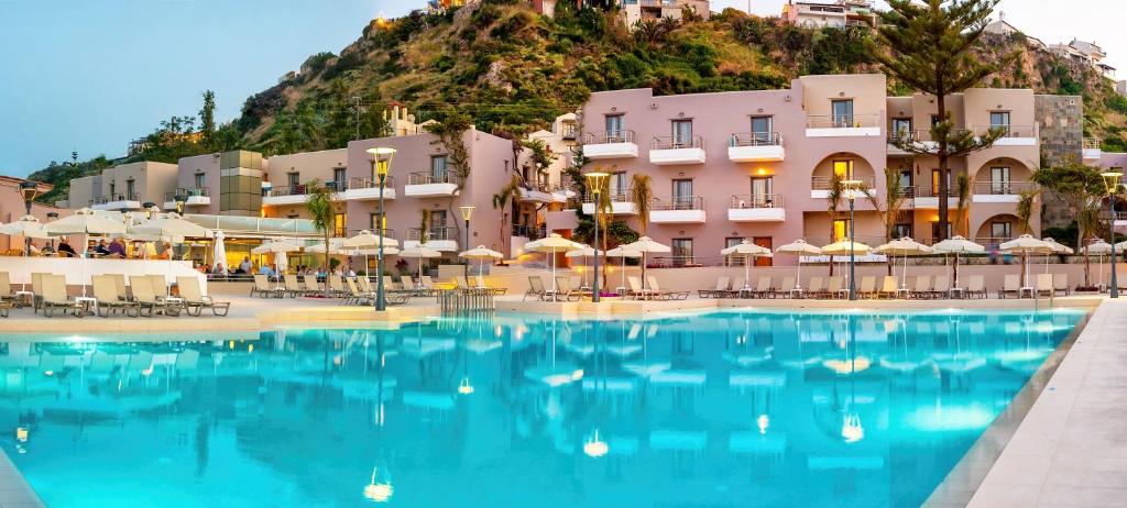 Bazén v ubytování Porto Platanias Village Resort nebo v jeho okolí
