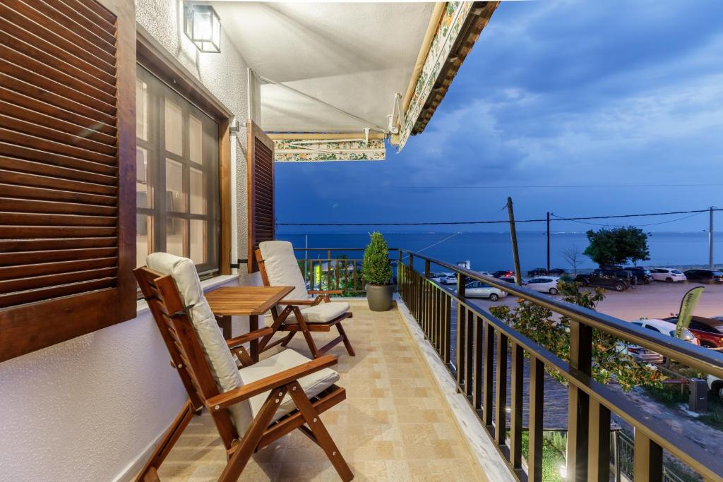Balkón nebo terasa v ubytování Azure Breeze - Coastal Chic Getaway by the Sea