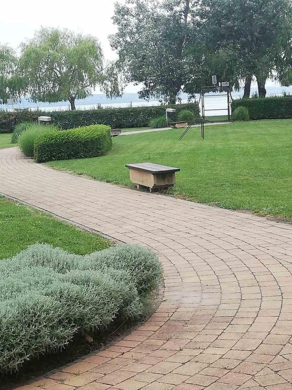Vonkajšia záhrada v ubytovaní ARANYHÍD APARTMAN