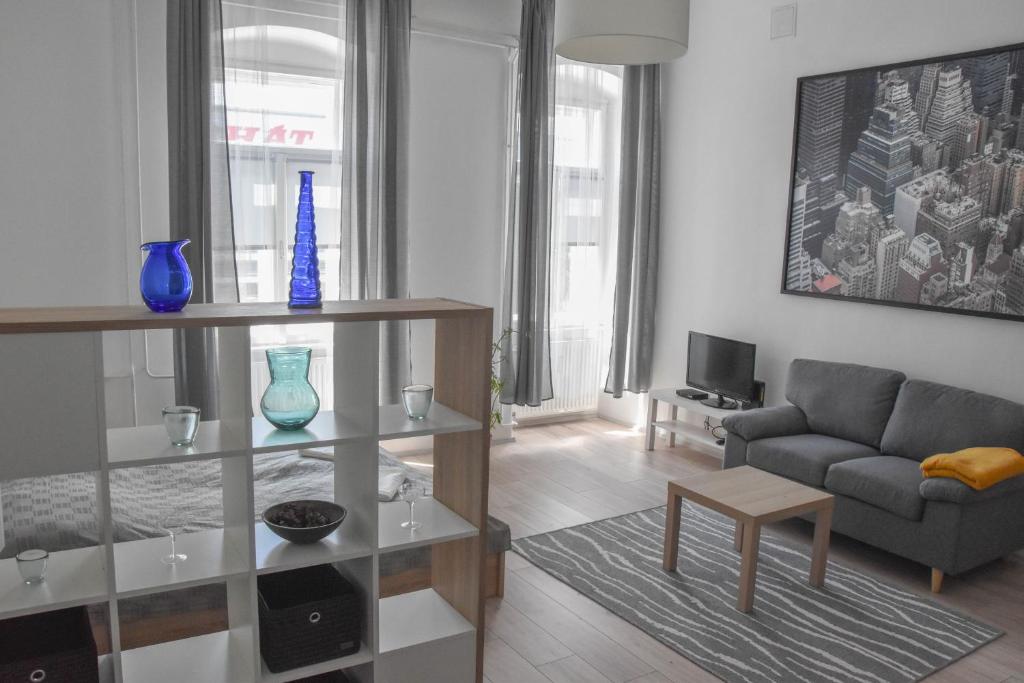Furmint & Juhfark Apartmanok في فيسبرم: غرفة معيشة مع أريكة وطاولة