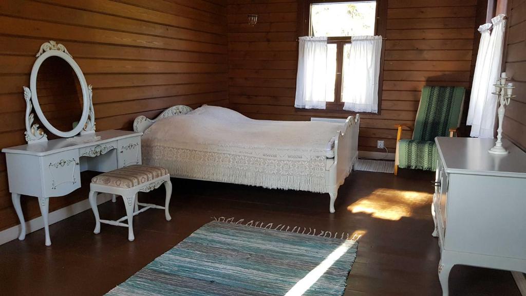 TuorilaにあるNikolain tupa, vanha hirsitaloのベッドルーム(ベッド1台、洗面化粧台、鏡付)