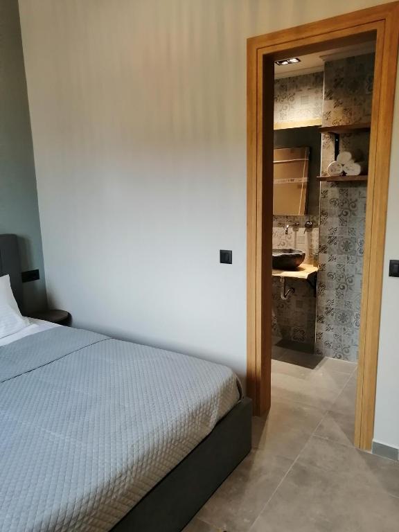 Postel nebo postele na pokoji v ubytování Black Pearl Apartment Lithakia Zakynthos