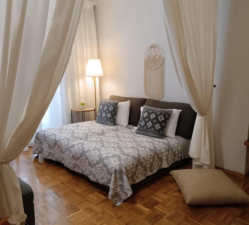 um quarto com uma cama num quarto com cortinas em Liberty Home em Tessalônica