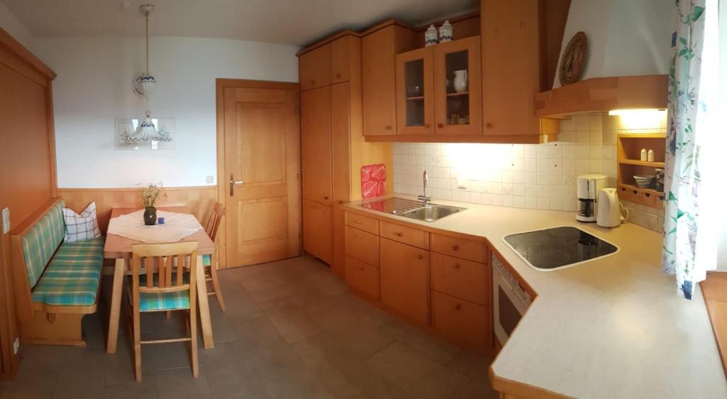 Kuchyň nebo kuchyňský kout v ubytování Wunderschöne Ferienwohnung mit Seeblick