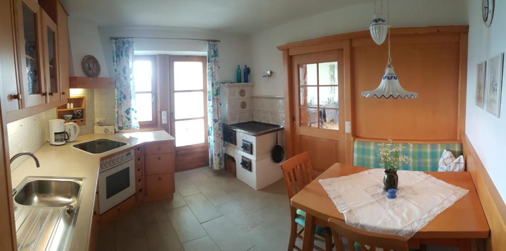 Kuchyň nebo kuchyňský kout v ubytování Wunderschöne Ferienwohnung mit Seeblick