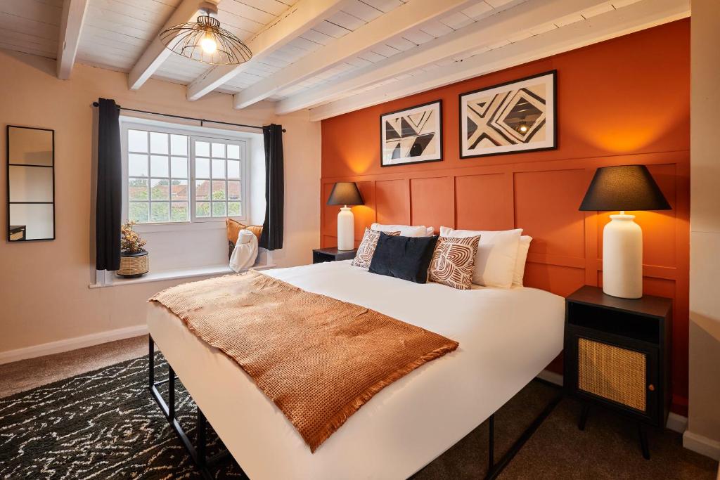 un grande letto in una stanza con una parete arancione di Host & Stay - Dale End a Kirkbymoorside