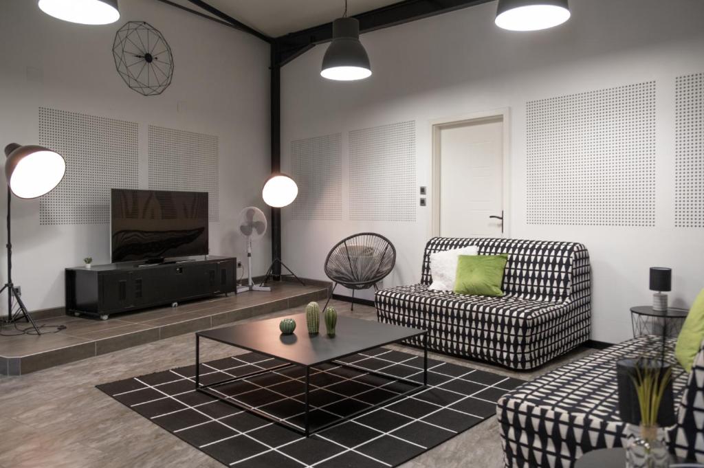 - un salon avec deux chaises et une table basse dans l'établissement Nouveau - Nina - Loft - Europa Park Rulantica, à Obenheim