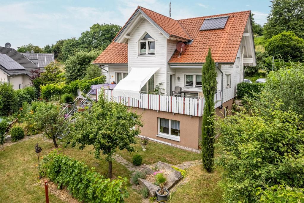 eine Luftansicht eines weißen Hauses mit orangefarbenem Dach in der Unterkunft im Oberdorf in Achern