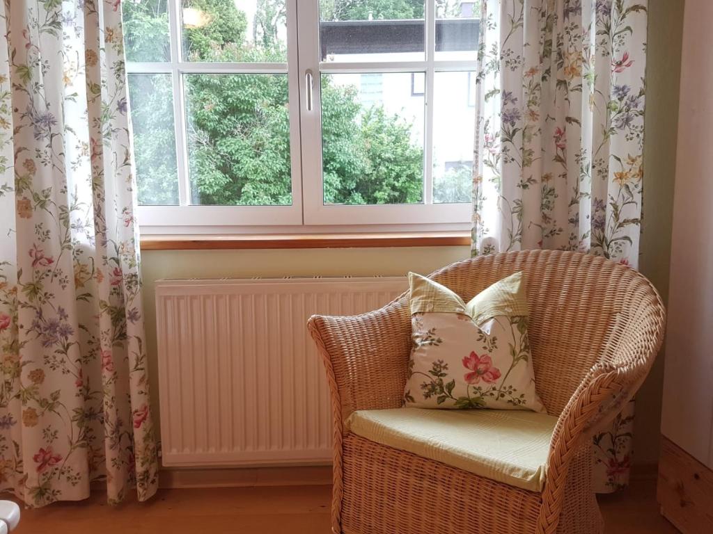 Posezení v ubytování Wunderschöne Ferienwohnung mit Seeblick