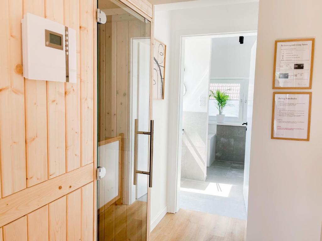 um corredor com uma porta que dá para um quarto em My Baltic Sea - Ferienwohnungen im Saltwater House em Scharbeutz
