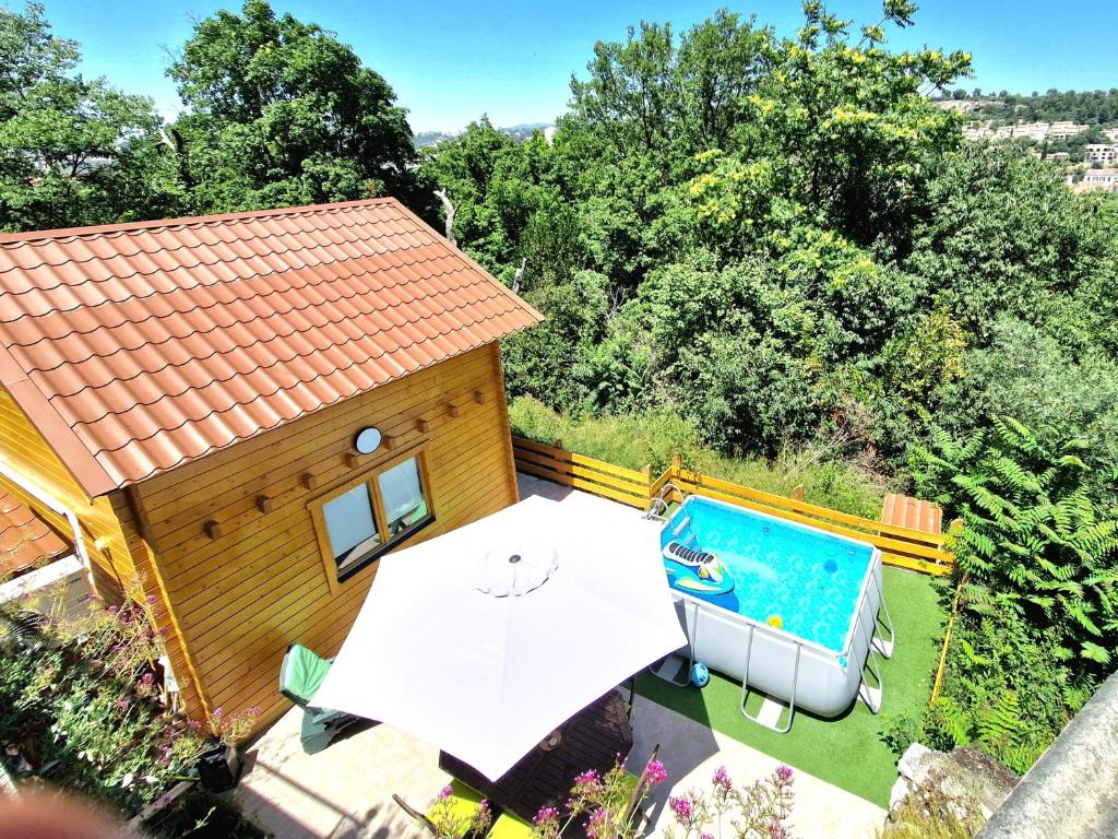an overhead view of a house with a swimming pool at Chalet Marseille hauteur in Marseille