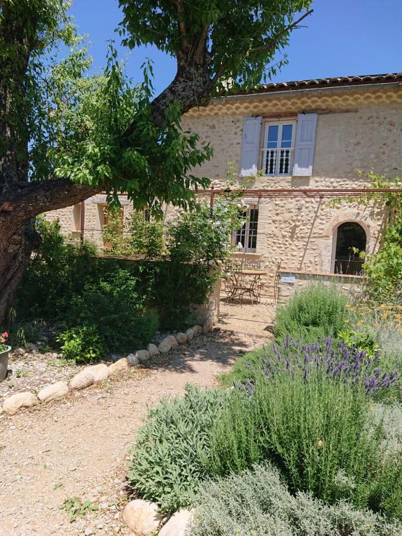 Κήπος έξω από το Gite Amandier, Ferme Bel Air, Riez