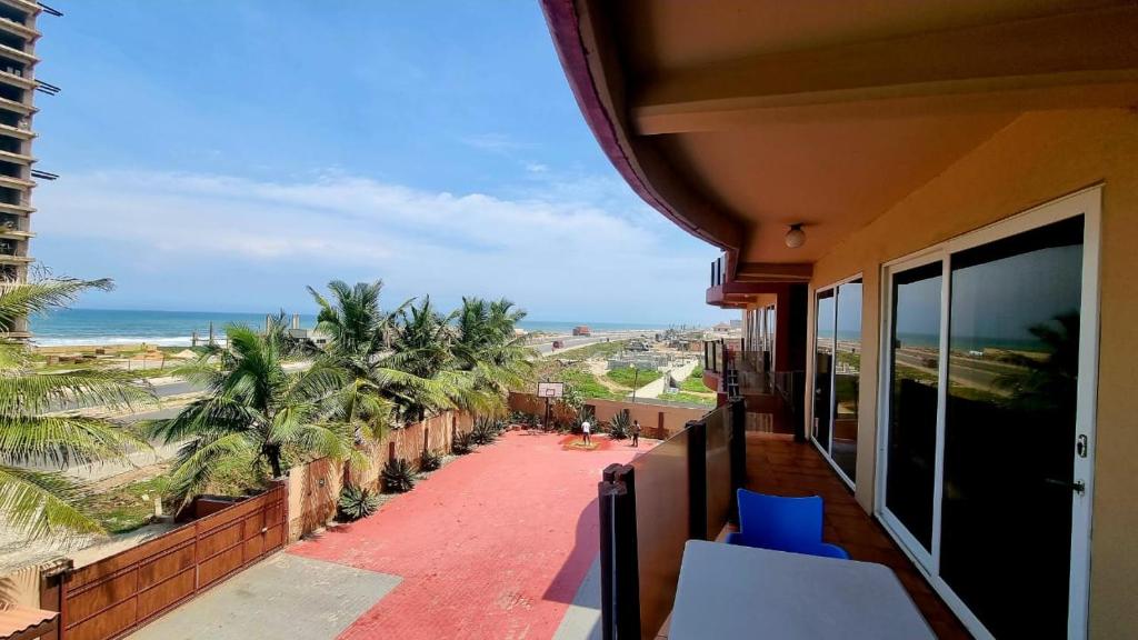 un balcón de una casa con vistas al océano en LA SUNSET en Accra