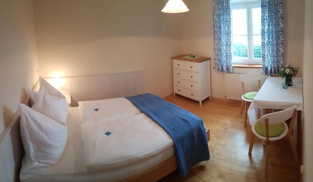 Postel nebo postele na pokoji v ubytování Wunderschöne Ferienwohnung mit Seeblick