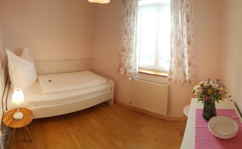 Postel nebo postele na pokoji v ubytování Wunderschöne Ferienwohnung mit Seeblick