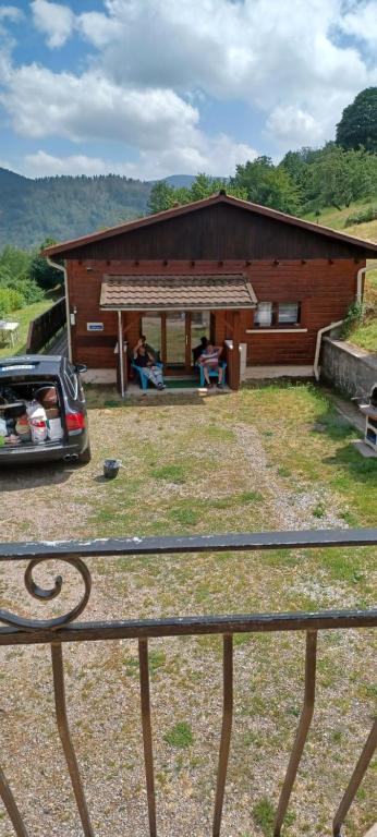 Nespecifikovaný výhled na hory nebo výhled na hory při pohledu z chaty