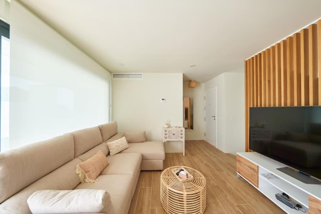 ein Wohnzimmer mit einem Sofa und einem Flachbild-TV in der Unterkunft El Encanto de Gata in San José