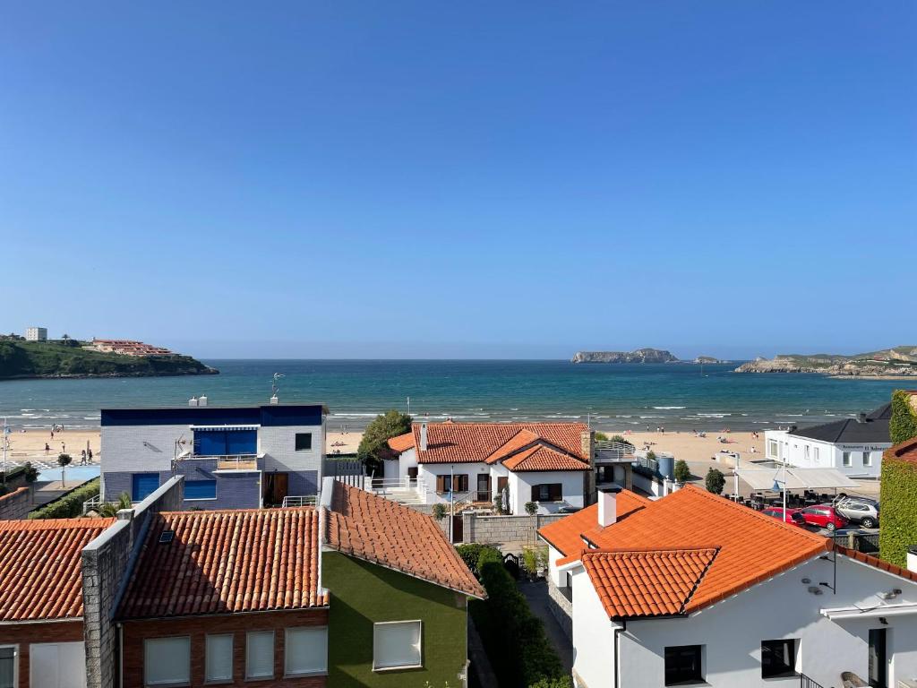 vistas a la playa desde los tejados de las casas en Los Castellanos nº 8 Suances, en Suances