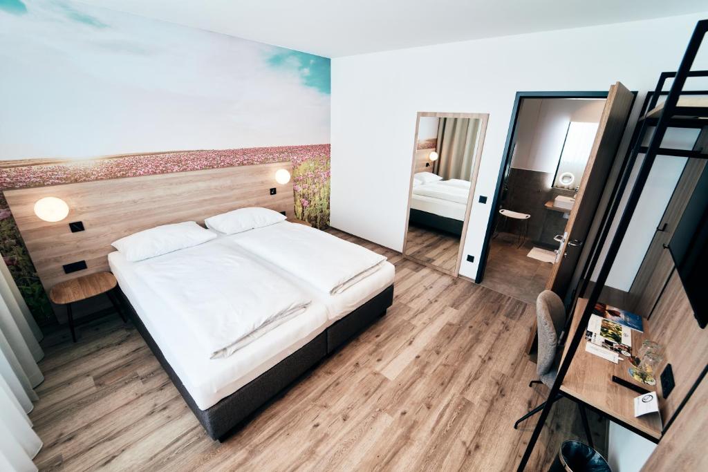 Postel nebo postele na pokoji v ubytování I'M INN Zwettl - Hotel zum Brauhaus