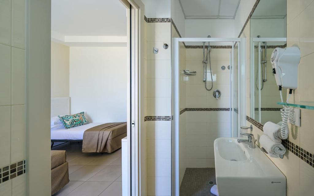 Koupelna v ubytování Hotel Augustus- Davanti a noi c'è solo il mare