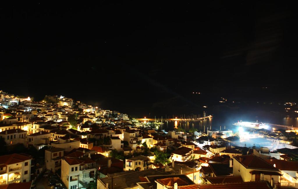 Nespecifikovaný výhled na destinaci Skopelos nebo výhled na město při pohledu z hotelu