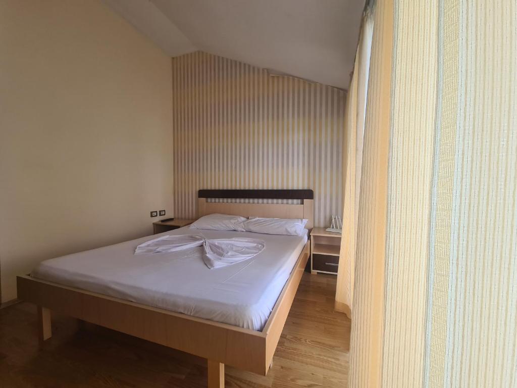 Postel nebo postele na pokoji v ubytování Hotel Kukesi