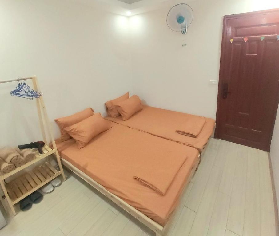 Camera piccola con letto con lenzuola arancioni di The mini apartment includes breakfast a Hanoi