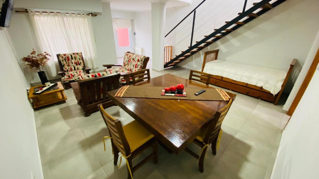 - un salon avec une table en bois et un canapé dans l'établissement Duplex Sarmiento, à Olavarría