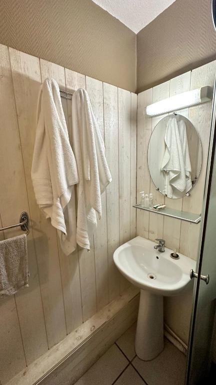 Koupelna v ubytování Hôtel Le Valéran