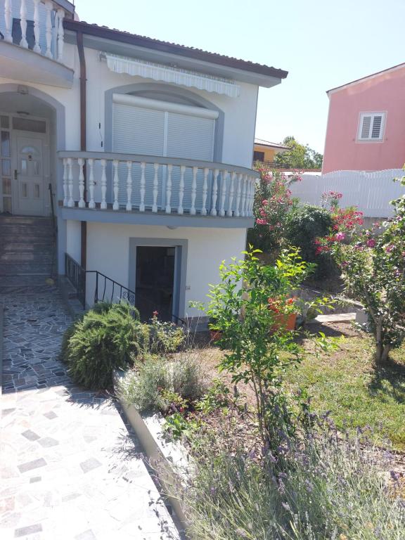 Vườn quanh APARTMA MARI