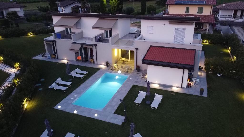 an aerial view of a house with a swimming pool at B&B Lough in Colà di Lazise