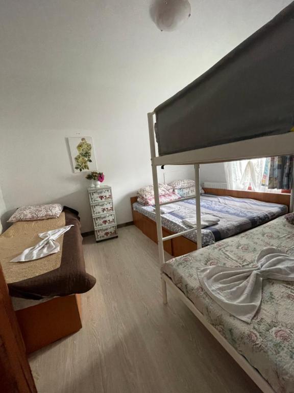 Postel nebo postele na pokoji v ubytování CONSTANTINESCU A.