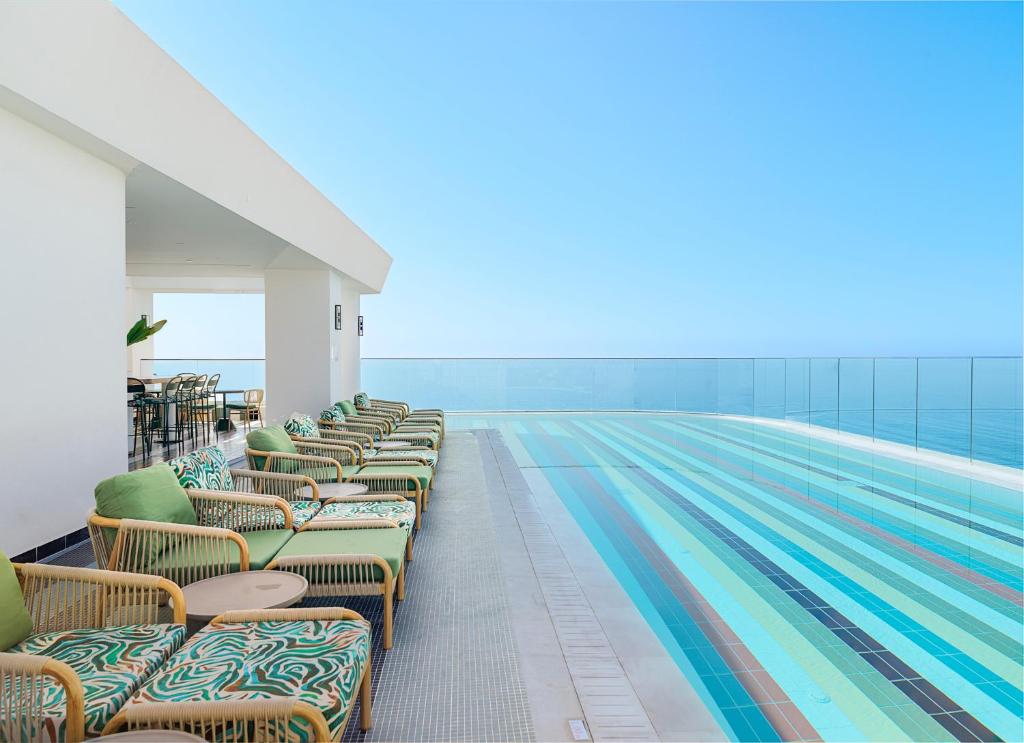 Bazén v ubytování NYX Hotel Limassol nebo v jeho okolí