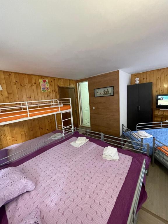 Postel nebo postele na pokoji v ubytování CONSTANTINESCU A.