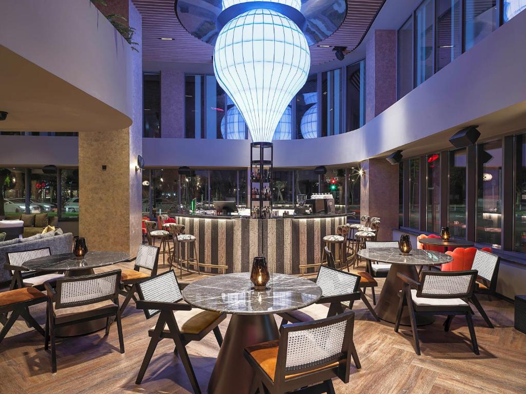 Restaurace v ubytování NYX Hotel Limassol