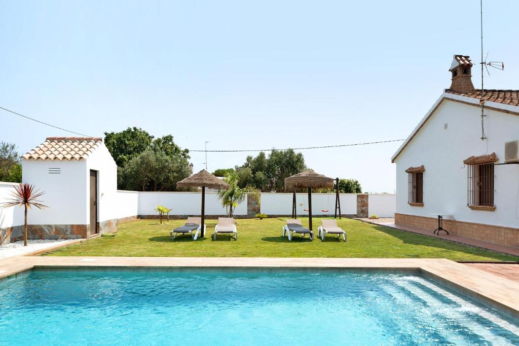 une villa avec une piscine et une maison dans l'établissement Casa Sonia y Nuria, à Roche