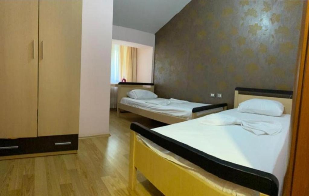 Postel nebo postele na pokoji v ubytování Hotel Kukesi