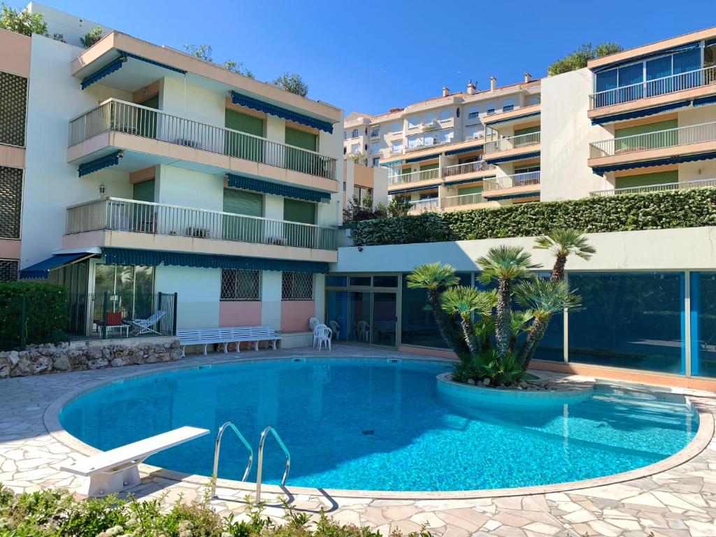 une piscine devant un immeuble dans l'établissement Appartement front de mer, 80M2 (3P), Piscine & Mer, à Cannes