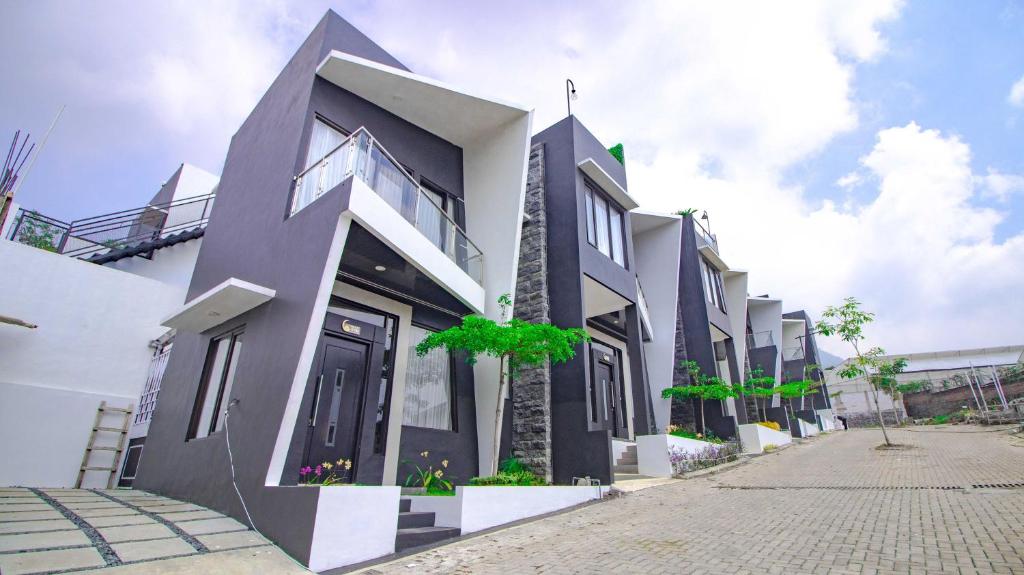 Villa Arrayan B2 with Karaoke and Balcony