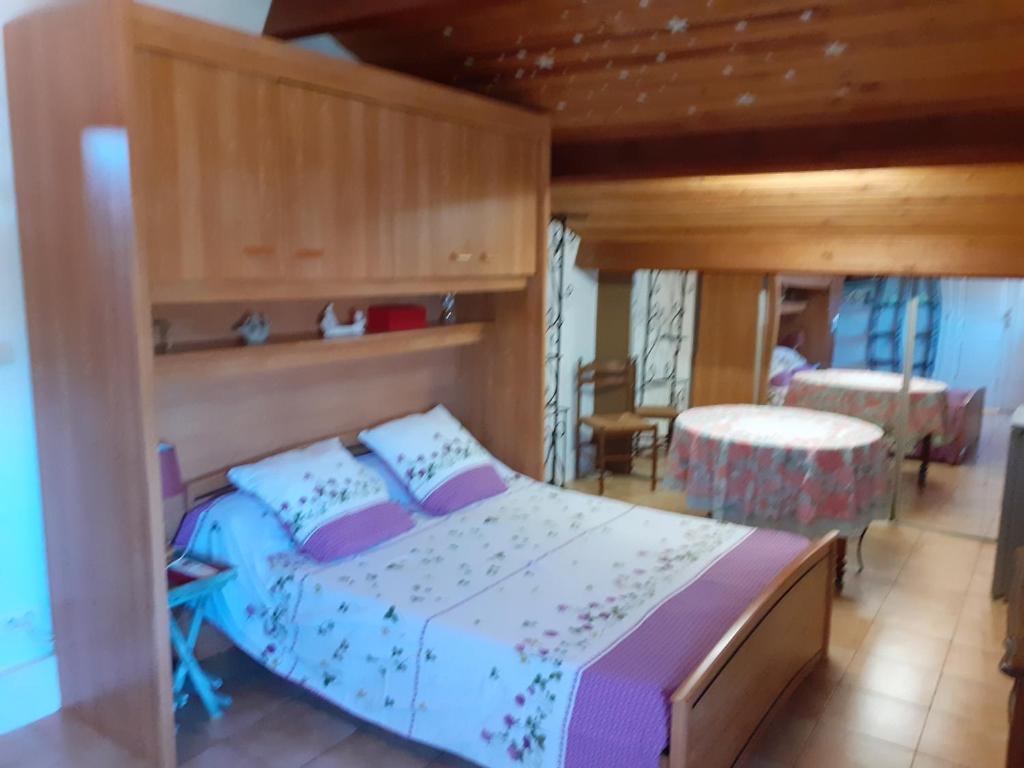Villa Sans souci et agréable في لا سين سور مير: غرفة نوم بسرير كبير وطاولة