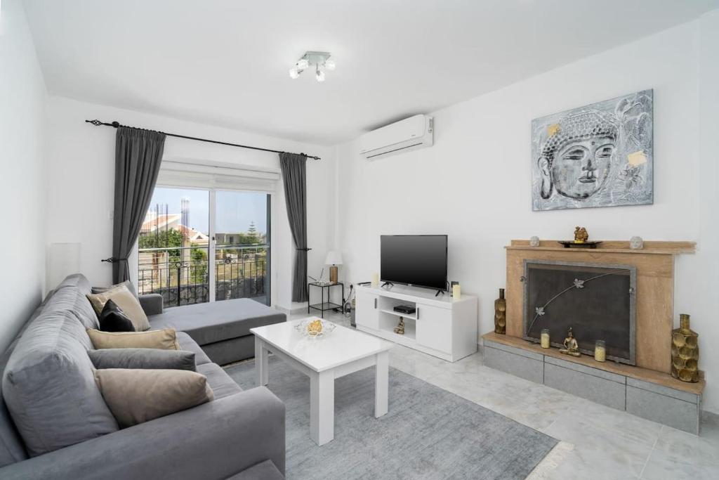 uma sala de estar com um sofá e uma lareira em Villa Blue em Kyrenia