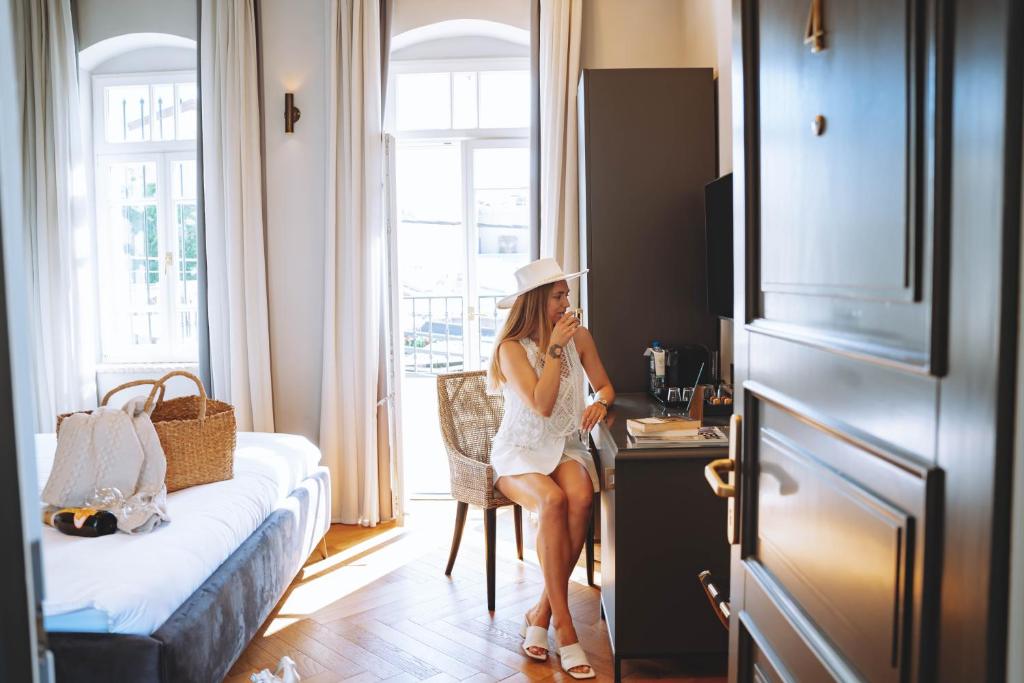 Postel nebo postele na pokoji v ubytování Allegro Neve Tzedek Boutique Suites - By HOMY