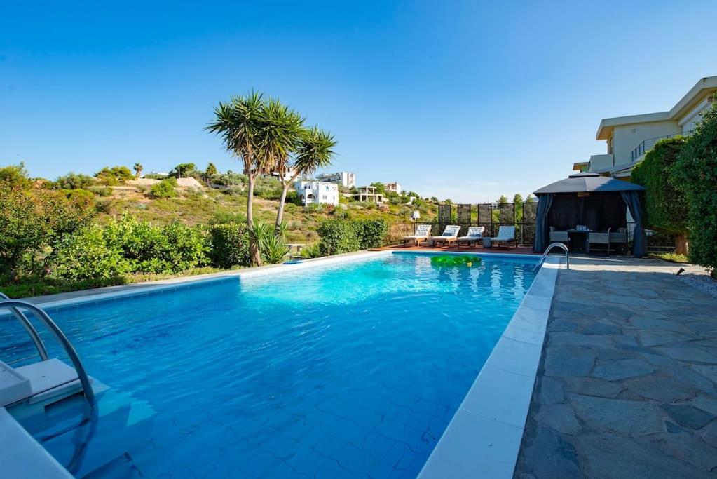 una gran piscina de agua azul en Muses Chalkida κατοικία με πισίνα en Kánithos